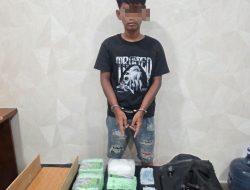 Polres Karo Bagikan Snack untuk Anak-Anak Pengungsi Sinabung